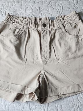 H&M High-Waist Elastic Beige Shorts